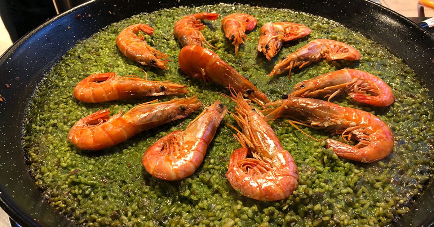 Green rice with prawns and basil aroma
